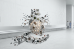 Escultura digital translúcida em formato de coração humano flutuando sobre mãos invisíveis em um corredor hospitalar minimalista, composta por fragmentos de dados, QR codes e microchips, simbolizando a integração da saúde digital.
