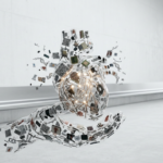 Escultura digital translúcida em formato de coração humano flutuando sobre mãos invisíveis em um corredor hospitalar minimalista, composta por fragmentos de dados, QR codes e microchips, simbolizando a integração da saúde digital.
