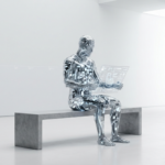 Escultura humana feita de fibras de vidro e circuitos de dados brilhantes, sentada em um banco de concreto em um ambiente minimalista branco, segurando um diagrama holográfico de jornada de voo.