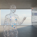 Representação visual de uma entidade humanoide translúcida composta por filamentos de dados e ícones de produtividade (Teams, Outlook, Word), interagindo com uma interface holográfica de chat em um ambiente arquitetônico minimalista de concreto e luz natural.