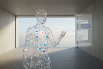 Representação visual de uma entidade humanoide translúcida composta por filamentos de dados e ícones de produtividade (Teams, Outlook, Word), interagindo com uma interface holográfica de chat em um ambiente arquitetônico minimalista de concreto e luz natural.
