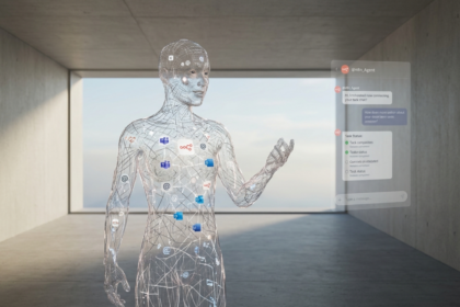 Representação visual de uma entidade humanoide translúcida composta por filamentos de dados e ícones de produtividade (Teams, Outlook, Word), interagindo com uma interface holográfica de chat em um ambiente arquitetônico minimalista de concreto e luz natural.
